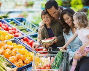 Top 3 supermarket-uri preferate de romani si bugetele alocate de acestia cumparaturilor saptamanale