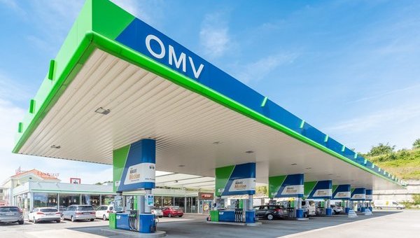 Petrom instaleaza puncte de incarcare rapida pentru masinile electrice in statiile de distributie a carburantilor din Romania si Bulgaria