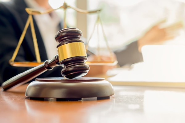 Noi tarife pentru onorariile avocatilor: Cat costa in 2021 contestarea suspendarii permisului sau asistenta juridica pentru firme