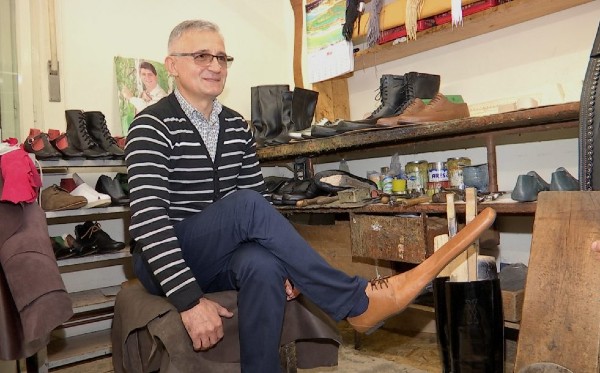 Un mester din Cluj a inventat pantofii pentru distantare sociala: Marimea lor incepe de la numarul 70
