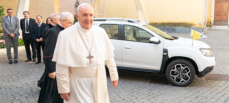 Papamobil Dacia Duster pentru Papa Francisc