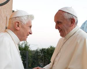"Arma Papala": Benedict face echipa buna cu Francisc