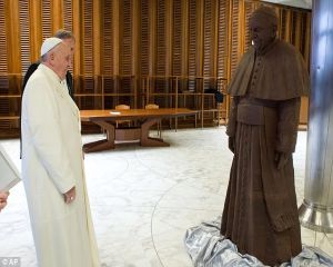 "CiocoPapa": Cum arata statuia din ciocolata a Papei, asezata la Vatican