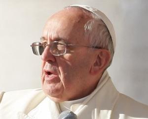 Papa Francisc, in contradictie cu regulile de protocol ale Vaticanului