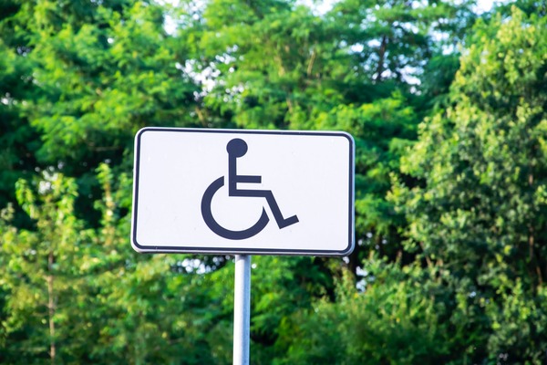 Cum a scapat de amenda o soferita ce a parcat pe loc destinat persoanelor cu dizabilitati: multi vor folosi metoda