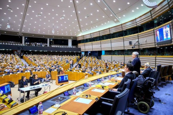 Lovitura pentru tarile UE care asteptau banii europeni promisi la Summit: Parlamentul European pune conditii pentru a vota Acordul