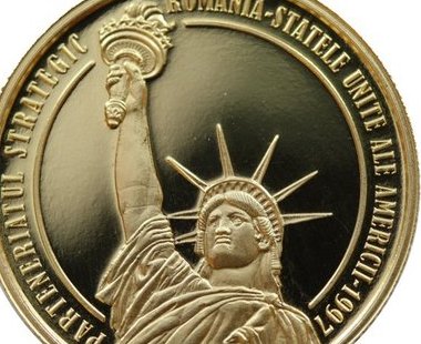 Moneda de aur dedicata de BNR implinirii a 20 de ani de parteneriat strategic intre Romania si SUA