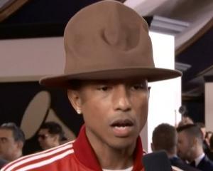 Pharrell este "Happy" sa-si vanda faimoasa palarie pentru o cauza nobila