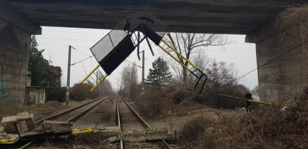 Drumurile din Romania, pericol public:  O bucata de beton dintr-un pod uzat a cazut pe calea ferata