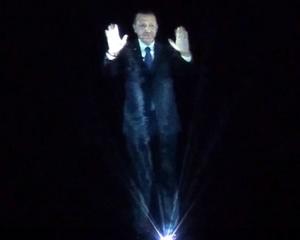 Solutie pentru politicienii chiulangii: Holograma premierului Turciei a tinut un discurs la Izmir