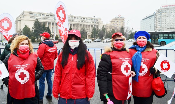 Medicii si asistentele au iesit in strada: Cer mariri de salarii, dar si conditii mai bune in spitale