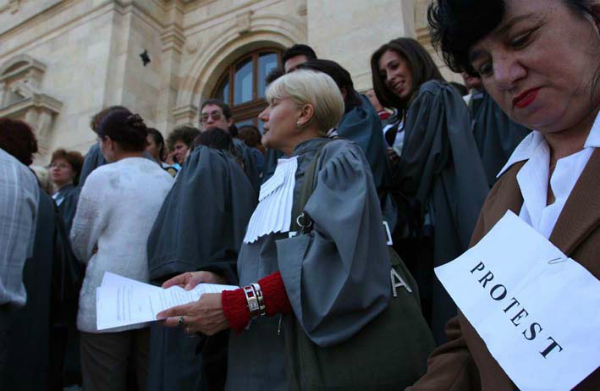 De astazi, grefierii NU VOR MAI LUCRA. Protesteaza impotriva eliminarii pensiilor speciale