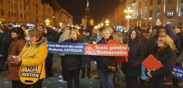 Mii de oameni protesteaza in tara impotriva modificarilor aduse Legilor Justitiei: "Tu-Dorel, DEMISIA"