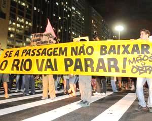 "Carnaval" la Rio: Peste un milion de oameni protesteaza pe strazile Braziliei. Un protestatar a murit