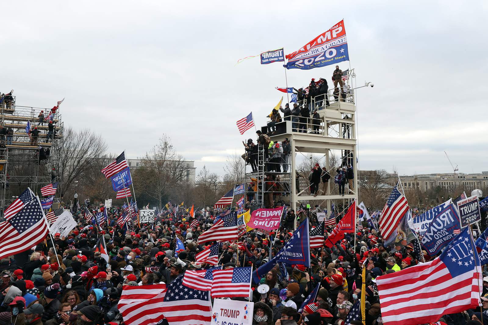 E haos la Washington. Biden: Asta nu e protest, e asediu