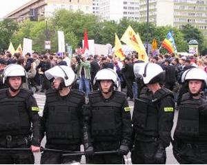 Peste 100 de salariati din metalurgie si siderurgie protesteaza in Piata Victoriei
