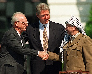 4 mai 1994: Yitzhak Rabin si Yasser Arafat semneaza acordul pentru autodeterminarea palestiniana