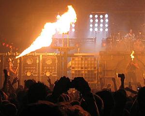 Rammstein in Romania: Zeci de mii de spectatori au admirat un spectacol incendiar