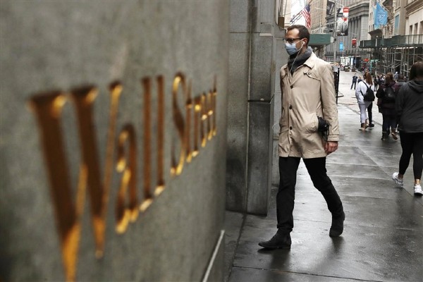 Rasturnare de situatie pe Wall Street: Micii investitori, pusi la zid: Acuzatiile de manipulare a pietei vin in cascada