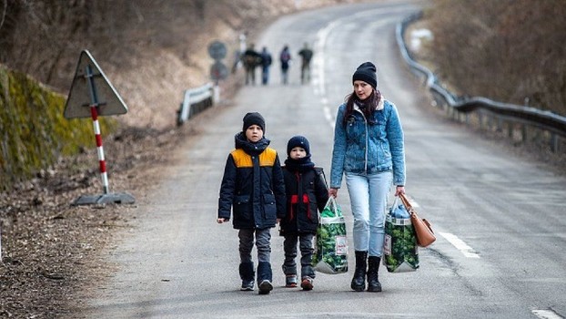 Refugiatii ucraineni ar putea fi de mare folos Romaniei: piata muncii, deficitara de forta de munca, le deschide larg usile