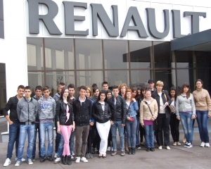 350 de elevi si profesori au vizitat Centrul Tehnic Titu si uzinele Dacia de la Mioveni