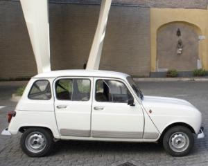 Papa vrea sa devina intruchiparea modestiei si va circula cu un Renault vechi de 30 de ani