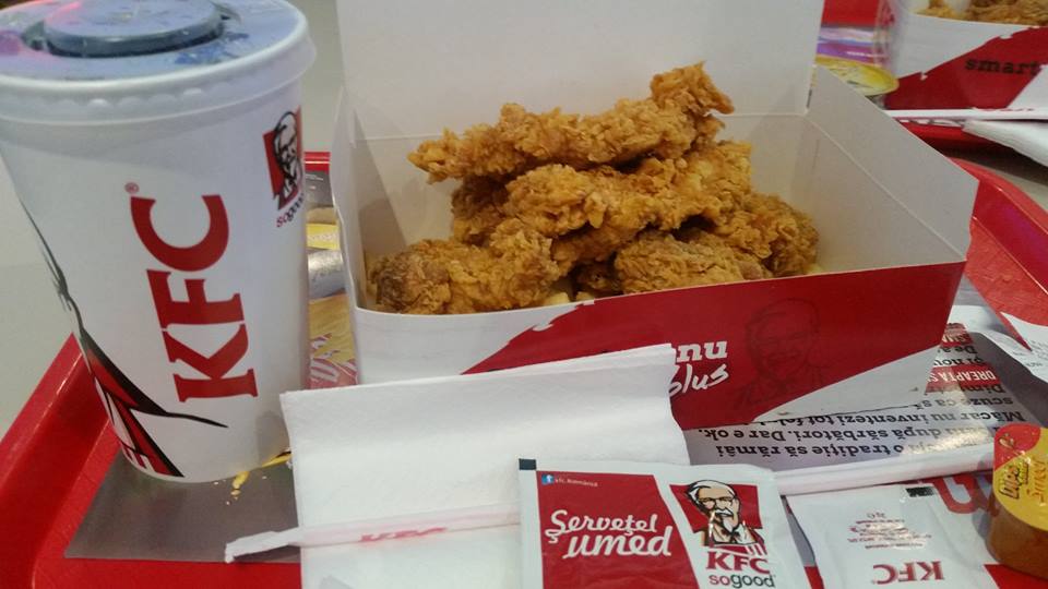 In TOATE restaurantele KFC se vor servi NUMAI bauturi IMBUTELIATE