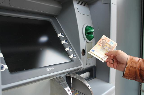 Banca din Romania care te lasa sa scoti euro de la bancomat, fara comision