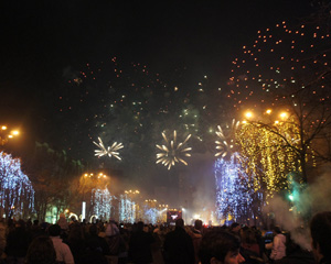 Petrecere cu muzica, artificii si sticle sparte in Piata Constitutiei