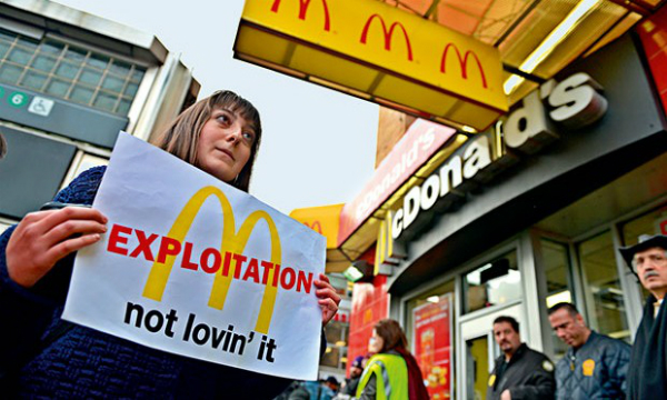 Revolta in randul angajatilor de la McDonald's: Nu ni s-au marit salariile de 3 ani