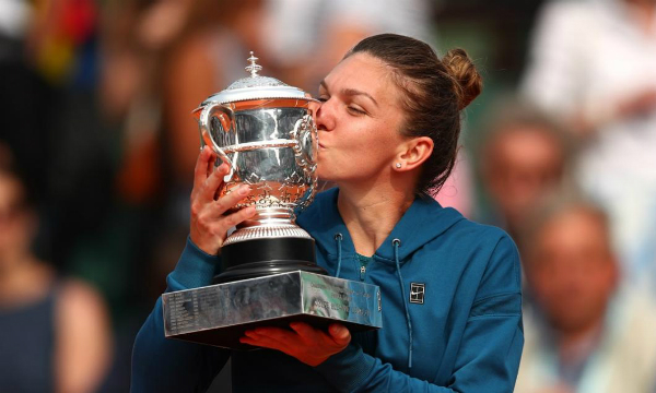 Halep prezinta trofeul istoric romanilor. Intrarea la eveniment este gratuita