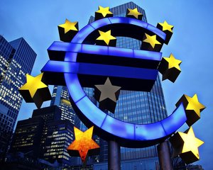 Cursul valutar a explodat pe fondul haosului politic. Euro se apropie de pragul de 4.6 lei