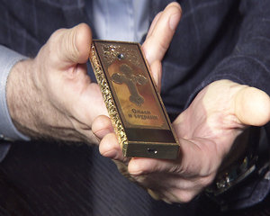 O companie ruseasca a lansat "Telefonul ortodox". Costa 25 000 de dolari si nu este smartphone