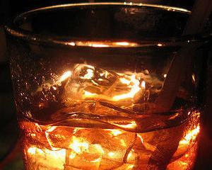 Rusii au baut 10 milioane litri de whisky contrafacut in 2013