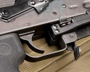 Rusii au scos la vanzare compania care produce mitraliera Kalashnikov