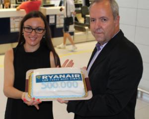 Ryanair sarbatoreste cresterea traficului de pe Aeroportul Otopeni si pregateste mai multe surprize pentru pasageri: bilete de avion la 23 Euro si al doilea bagaj de mana gratuit