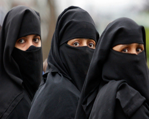 Top 10 lucruri banale  interzise femeilor din Arabia Saudita