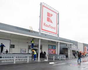 Salarii nete mai mari cu 1,5% pentru angajatii Kaufland Romania, dupa trecerea contributiilor in salariul brut