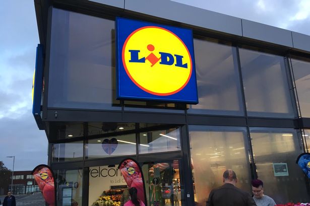 Ce salarii au romanii care lucreaza in Lidl: vor primi si al 13-lea salariu