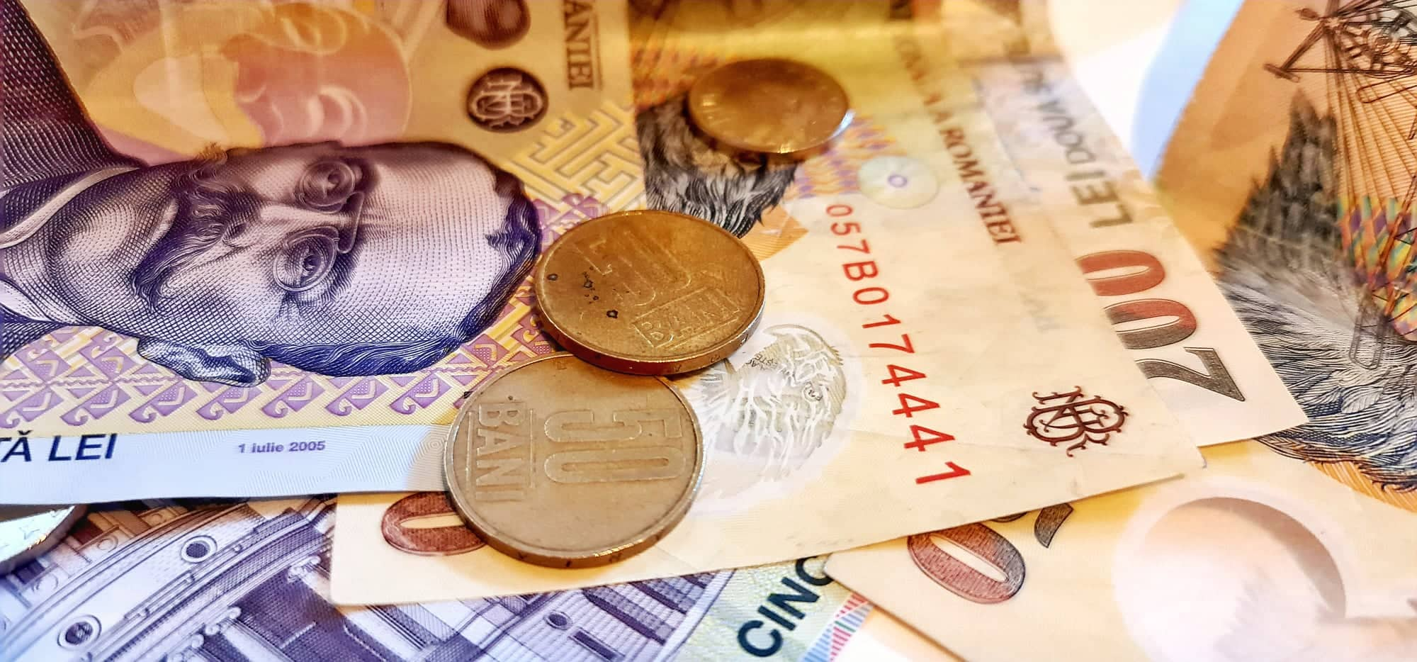 Au crescut salariile angajatilor in banci: lefurile s-au majorat chiar si cu 50%, pe ce post se iau si 7.000 de lei net lunar