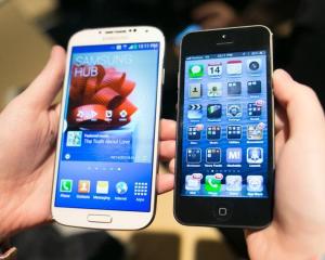 Samsung vinde telefoanele ca paine calda. Apple pierde din cota