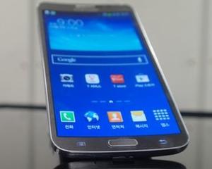 Samsung a lansat un smartphone cu ecran curbat, Galaxy ROUND