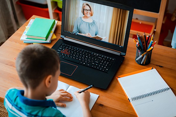 Intr-unul dintre cele mai BOGATE orase din tara, elevii sunt trimisi sa invete online din cauza frigului din clase