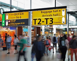 Cine suporta costul imens al controalelor de securitate din aeroporturi? Pasagerii!