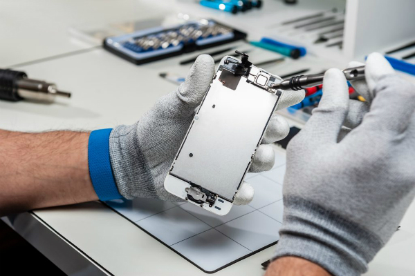 iPhone-urile sunt blocate automat, daca sunt reparate in service-uri neoficiale