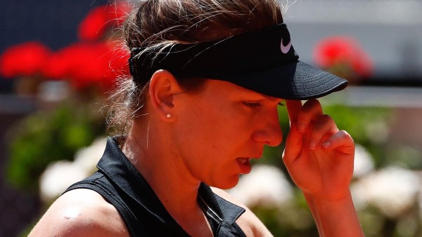 Halep a revenit acasa. Se deplaseaza cu o carja si sunt slabe sanse sa joace la Roland Garros