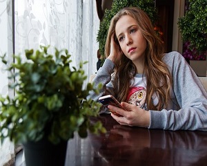 Smartphone-ul si mancarea proasta ii face dependenti pe copii si adolescenti