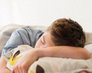 Tinerii care dorm mai putin de sase ore pe noapte sunt predispusi la obezitate