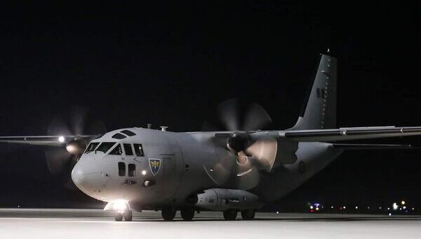 Un avion al Fortelor Aeriene Romane va transporta 15 pacienti infectati cu SARS-CoV-2, aflati in stare grava
