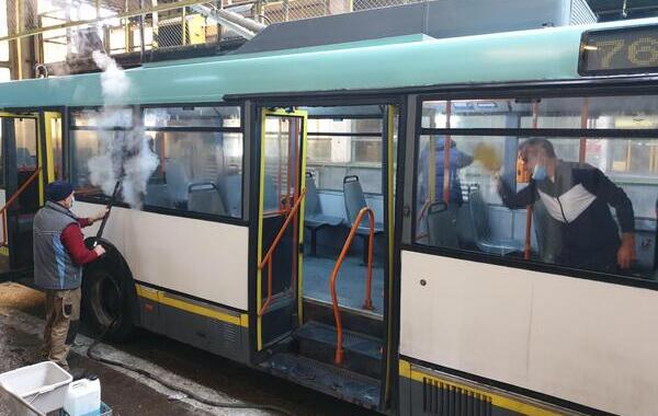 Societatea de Transport Bucuresti a igienizat si decontaminat 369 de autobuze, 144 de troleibuze si 223 de tramvaie